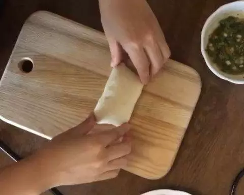 蔥花餅的做法，做法簡單手不粘面，外皮酥脆層層分明