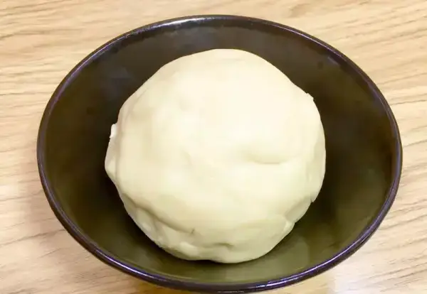 蛋黃蓮蓉月餅的做法，做法簡單不開裂，鬆軟又好吃