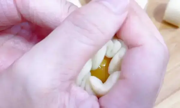 蛋黃蓮蓉月餅的做法，做法簡單不開裂，鬆軟又好吃