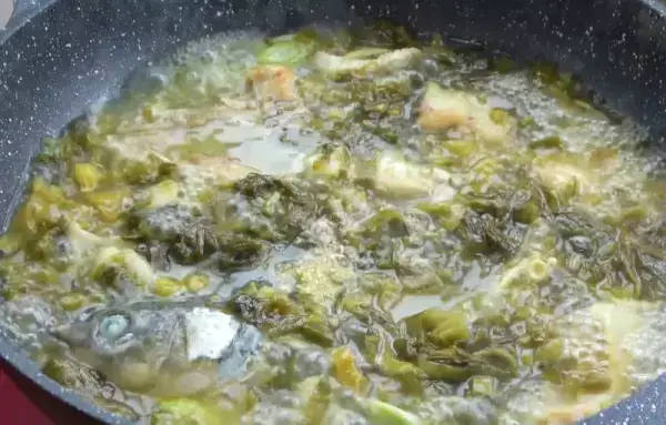 大廚教你酸菜魚的做法，肉質滑嫩，酸辣爽口下飯