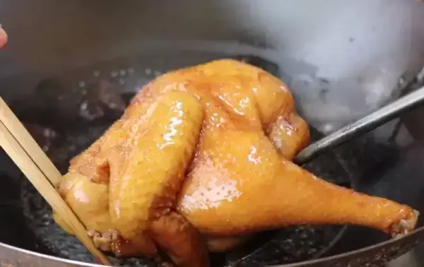 正宗豉油雞的做法，做法非常簡單，香味濃郁又滑又嫩