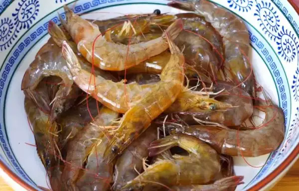 大廚教你油燜大蝦的做法，色澤金黃，鮮香美味