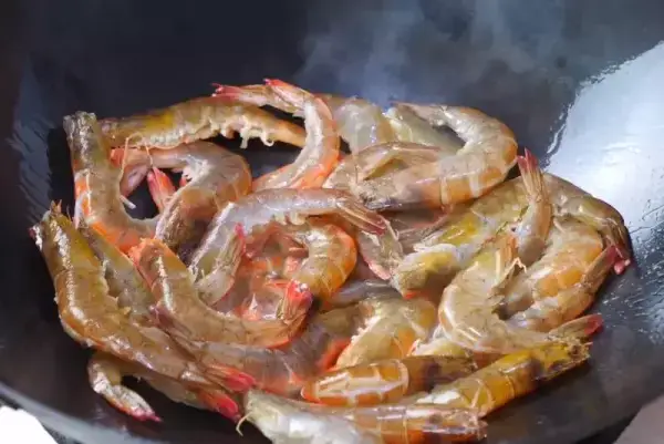 大廚教你油燜大蝦的做法，色澤金黃，鮮香美味
