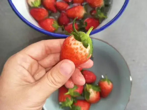 用這個方法清洗草莓，骯髒全洗出來，簡單又實用