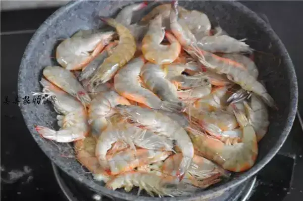 油燜大蝦最好吃的做法，簡單好味道，鮮嫩吃不膩