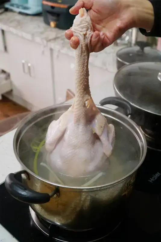年夜飯必備的【白切雞】，學會「三浸三出」，皮脆肉滑，雞肉鮮香！