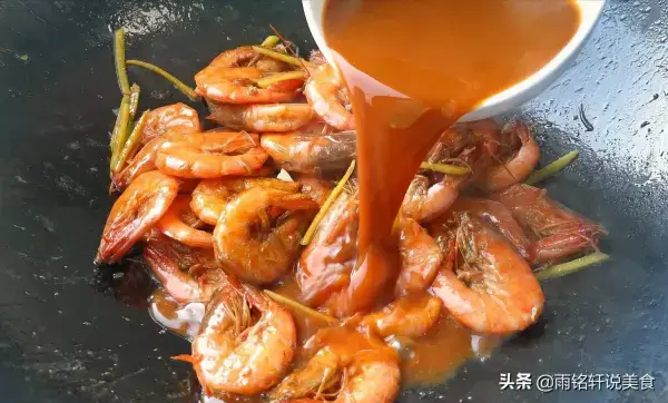 油燜大蝦的做法，簡單又好吃，不用到外面吃了！