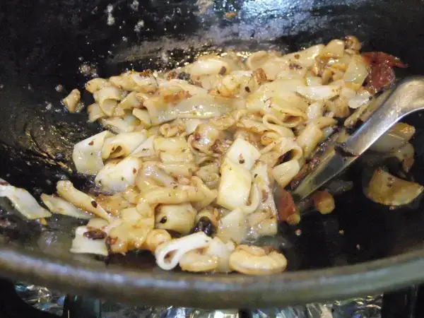 檳城炒粿條（Char Koey Teow）的做法，在家就能做，鍋氣十足，非常好吃！