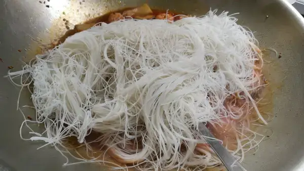 星洲炒米粉（Singapore Fried Bee Hoon）的做法，做法非常簡單，在家就能做！