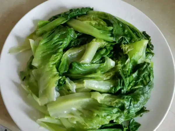 蚝油生菜的做法，翠綠鮮美，做法簡單又好吃！值得收藏起來！