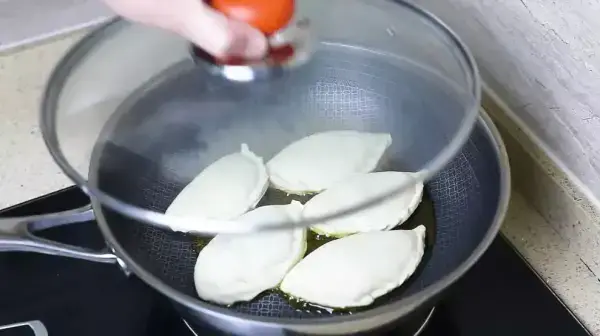 在家也能做出好吃的韭菜盒子，做法簡單易學，柔軟又好吃！