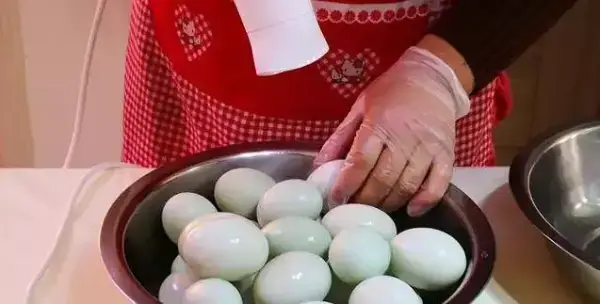 鹹鴨蛋正確醃法，不用鹽水泡，一周就能吃，起沙又流油，做法簡單零失敗