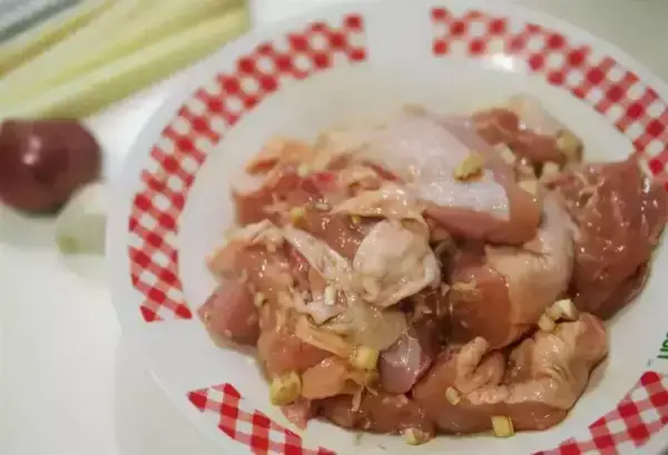 教你泰式香茅雞的做法，鹹香味美，簡單易做，一定要試試看