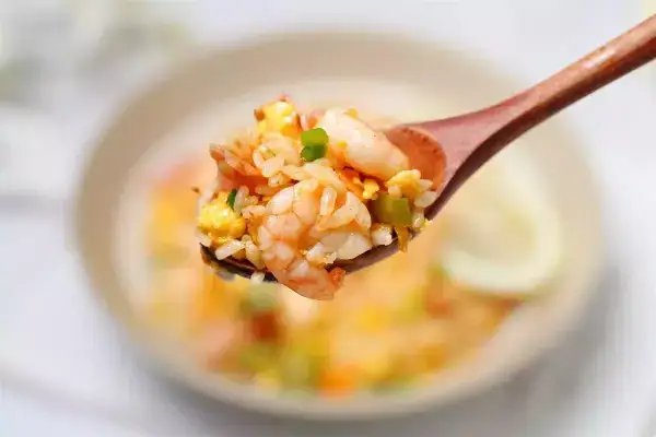 泰式冬陰功蝦仁炒飯的做法，酸爽開胃，好吃到舔盤