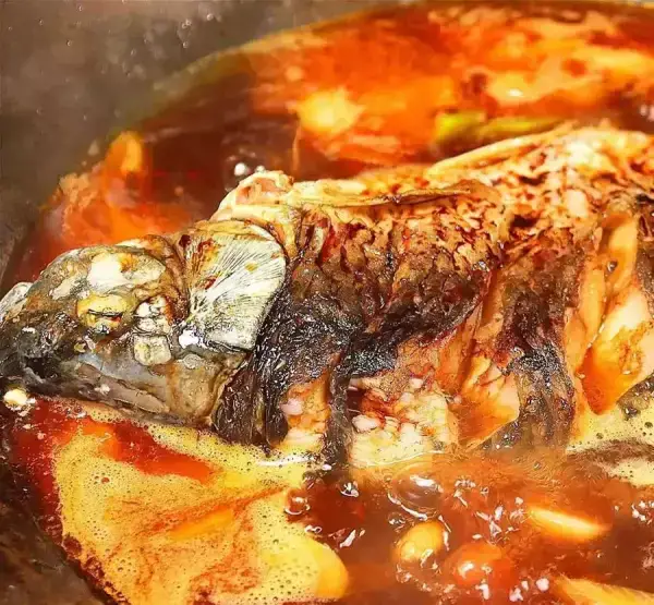 紅燒魚的做法，教你飯店的訣竅，魚肉鮮嫩無腥味