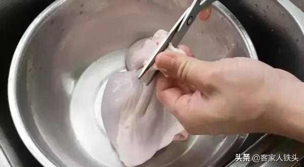 豬肚煲湯的做法，一開蓋香撲鼻，湯色奶白特別好喝