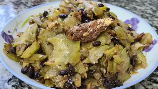 豆豉鯪魚炒苦瓜的做法 ，開胃下飯 ，簡單又好吃