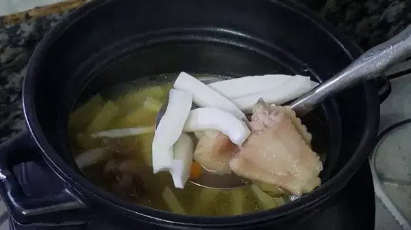 熱天必備！椰子燉雞湯的做法，營養好喝又滋補，值得收藏起來