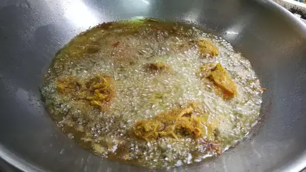 馬來式香料炸雞的做法，香味十足，超下飯
