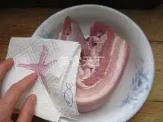 用最古老的方法烹飪豬肉—客家鹹豬肉