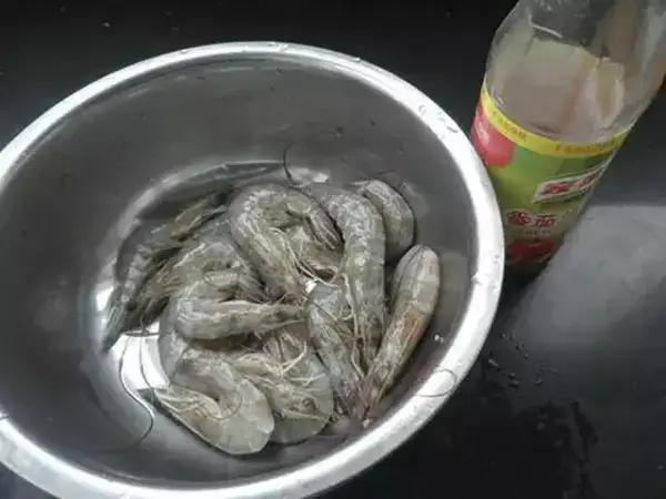 今天才知道，把大蝦裝進塑料瓶中，存放一年和新鮮的一樣，隨吃隨取，太方便了 