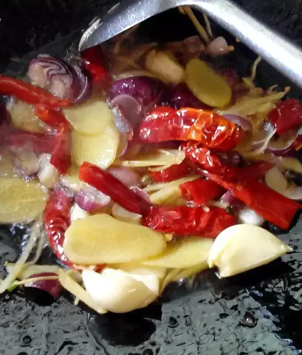 鹹魚花腩煲的做法，濃郁咸香味，超簡單超下飯