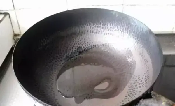 炒鍋用久了，油漬難清理，教你最簡單的處理方法，舊鍋變新鍋